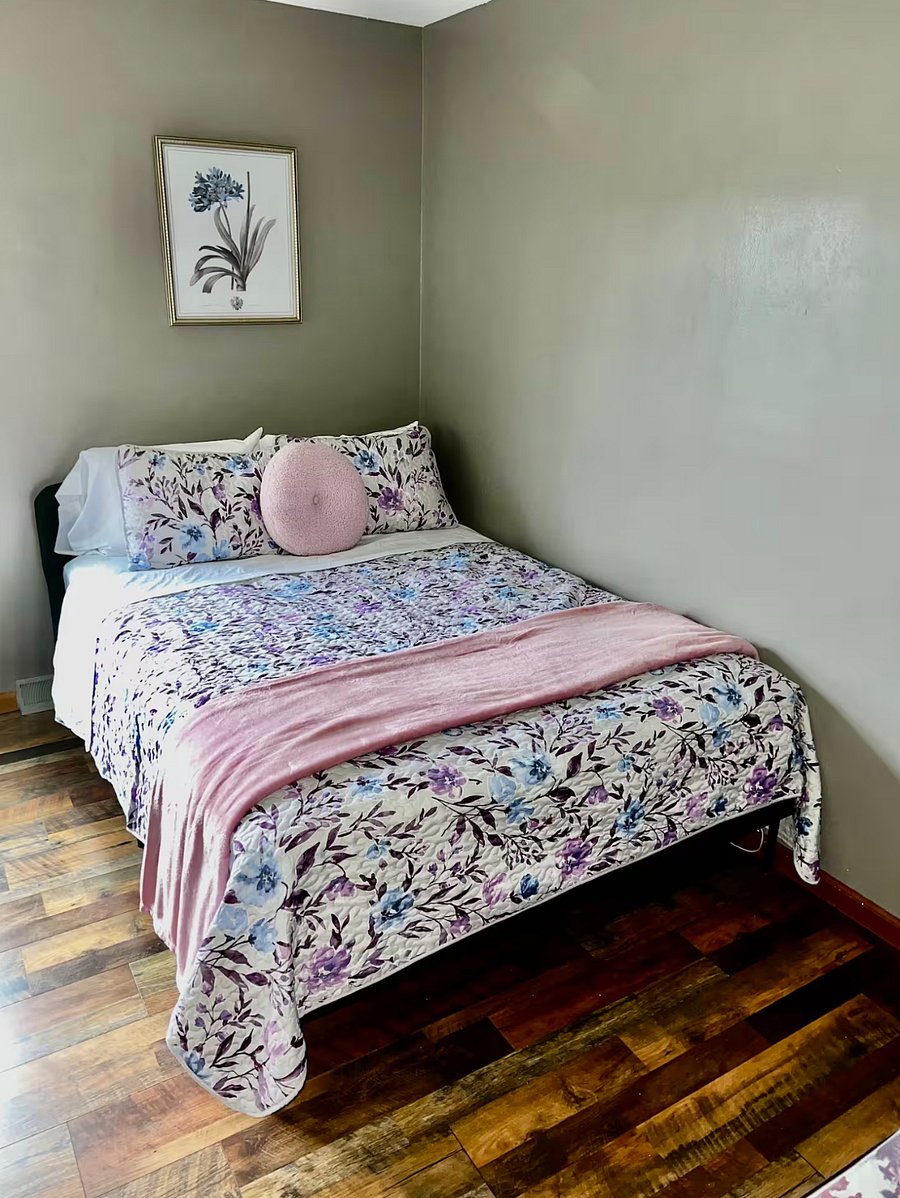 Bedroom 3 - Queen Bed - 55" TV