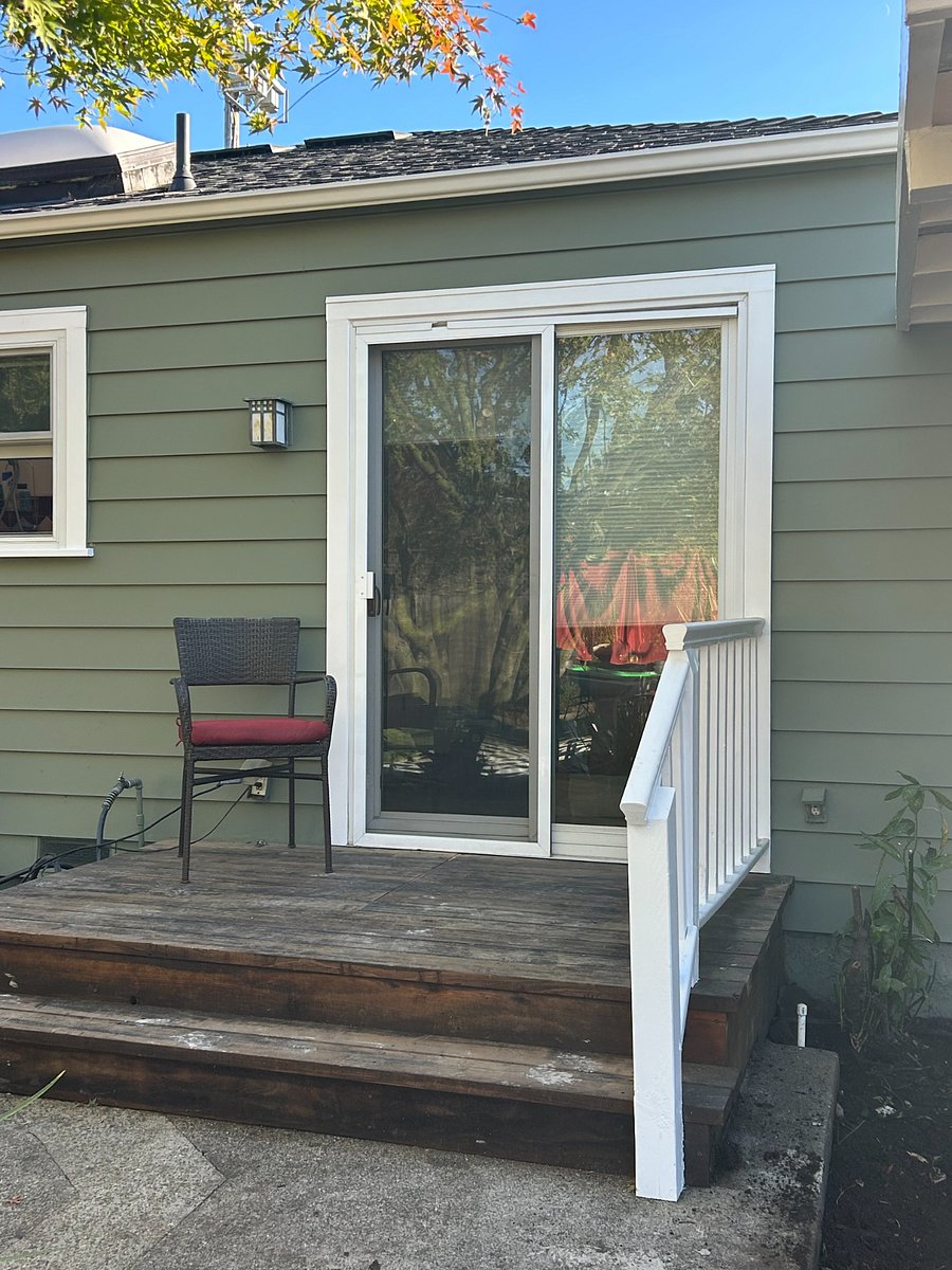 Small rear deck off of the second room