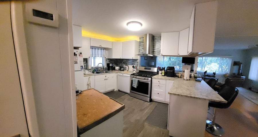 Kitchen & Breakfast bar