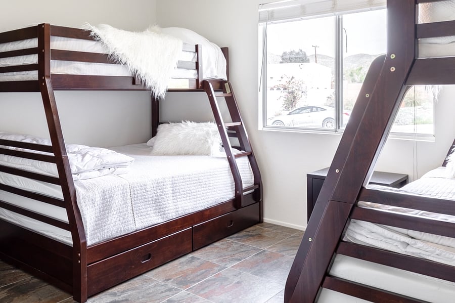 2 Bunkbeds twin/full (sleeps 4), hotel quality bedding