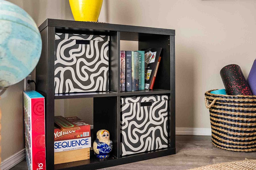 A cozy game area stocked with board games and cards, ideal for relaxed evenings and friendly competition.
