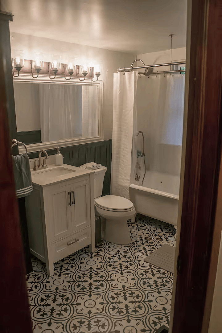 Full Bathroom
Bathtub and hot water
Shampoo and conditioner
Hair dryer