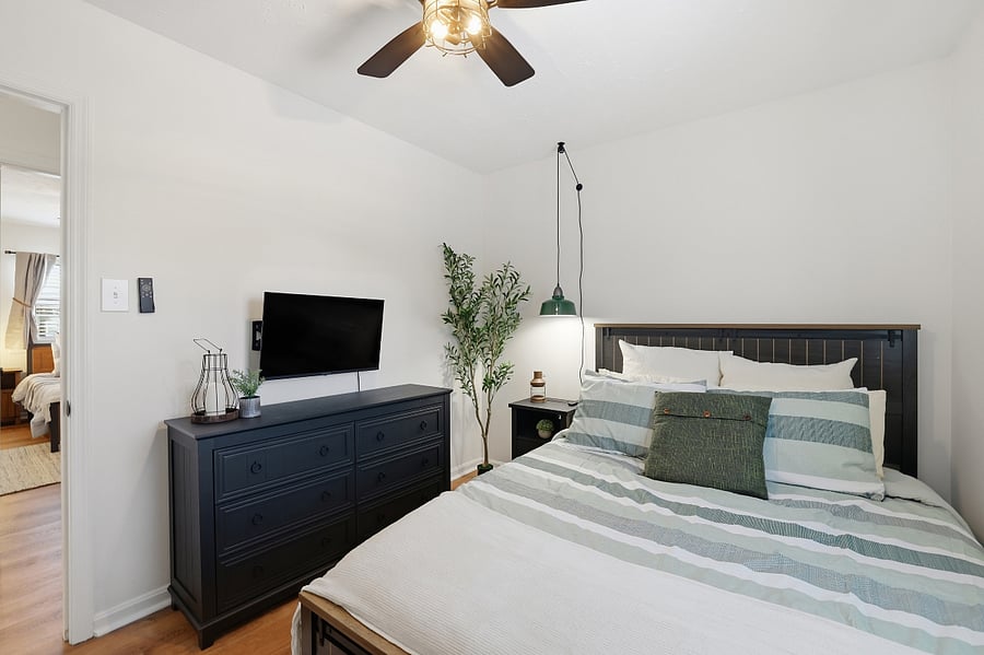 Bedroom 2 (queen bed)