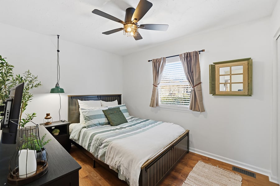 Bedroom 2 (queen bed)