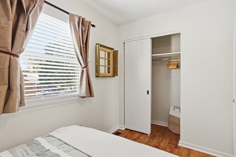 Bedroom 2 (queen bed)