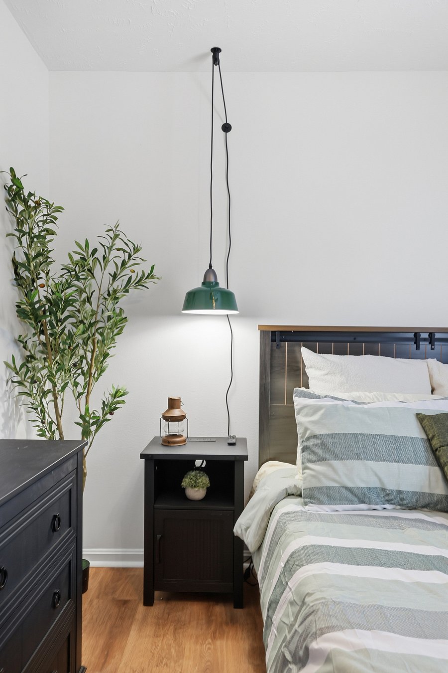 Bedroom 2 (queen bed)