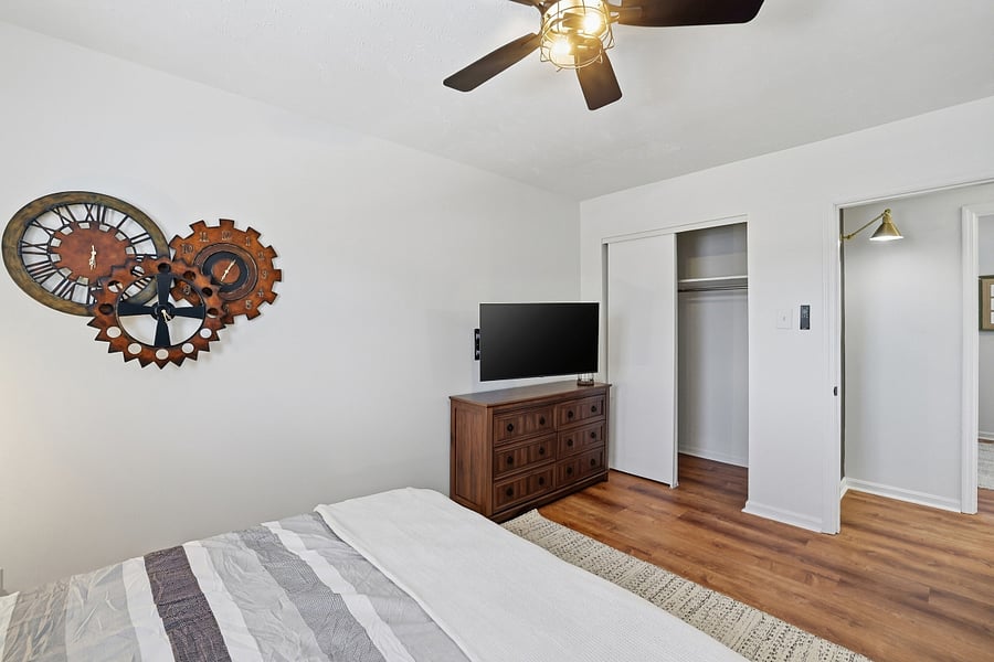 Bedroom 3 (queen bed)