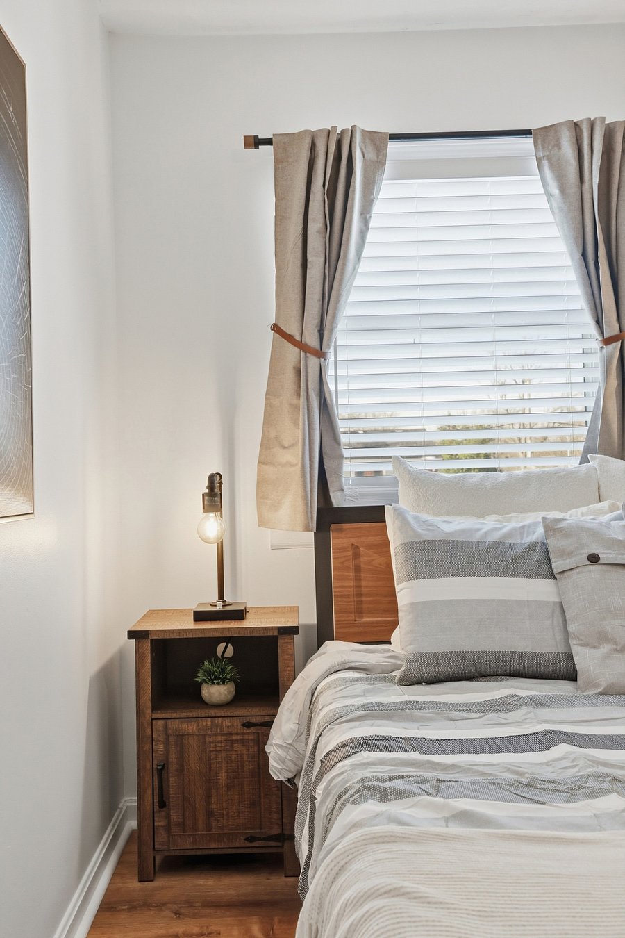 Bedroom 3 (queen bed)