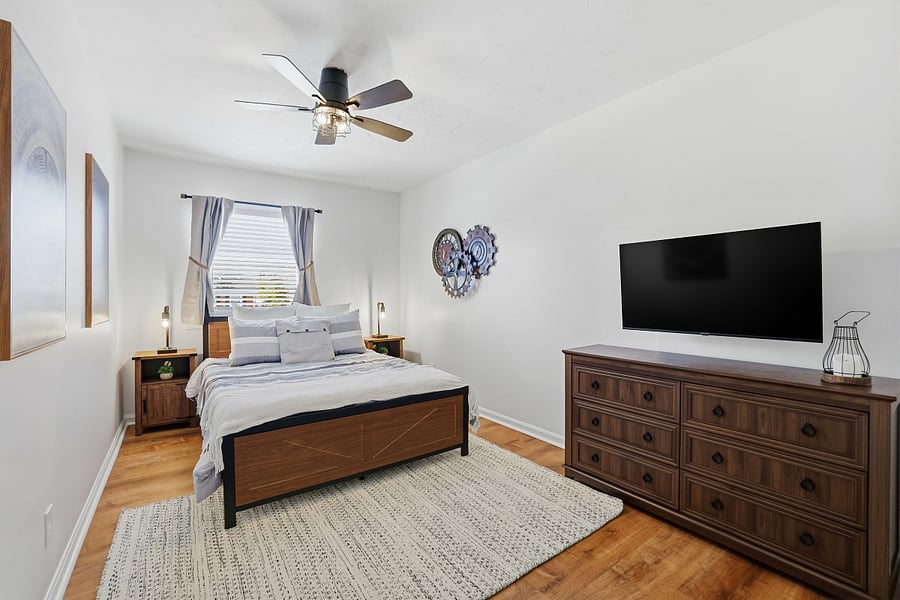 Bedroom 3 (queen bed)