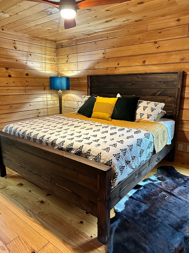 Master Bedroom - King bed
w en-suite bathrooom