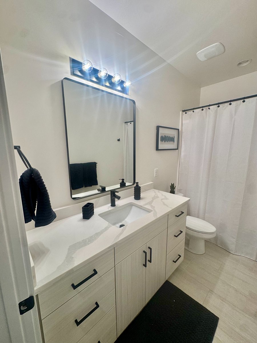 second full bathroom, upstairs.  With bathtub/shower
