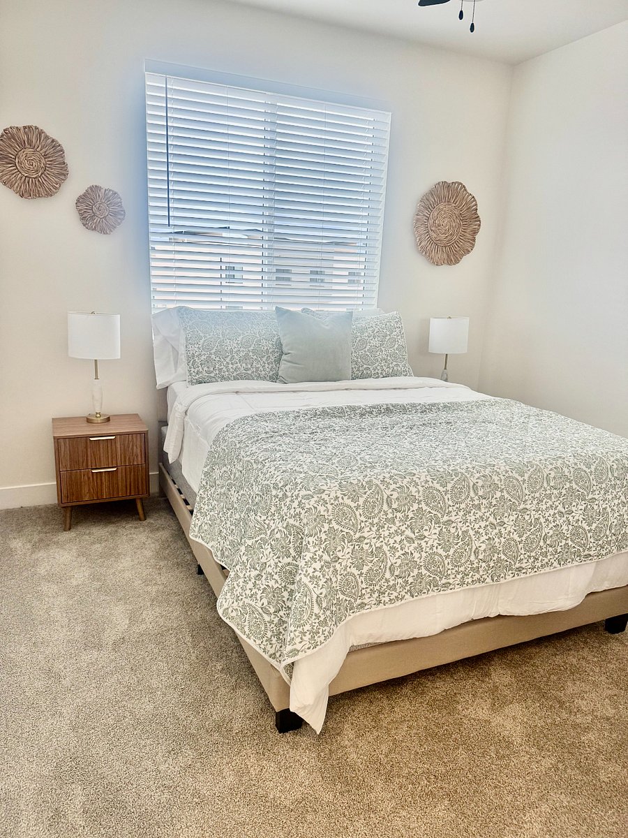 second bedroom with queen bed