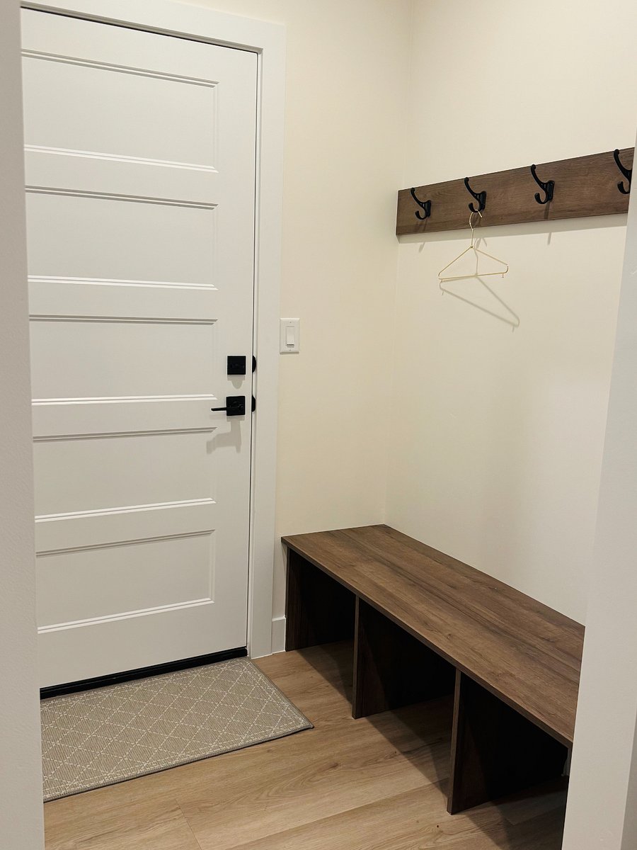 mud room, entry from the garage