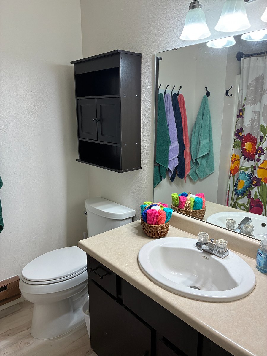 2nd Bathroom with Bathtub/shower