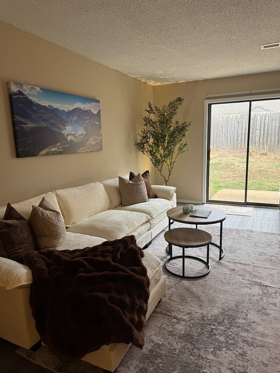 Glasss sliding doors to fenced backyard