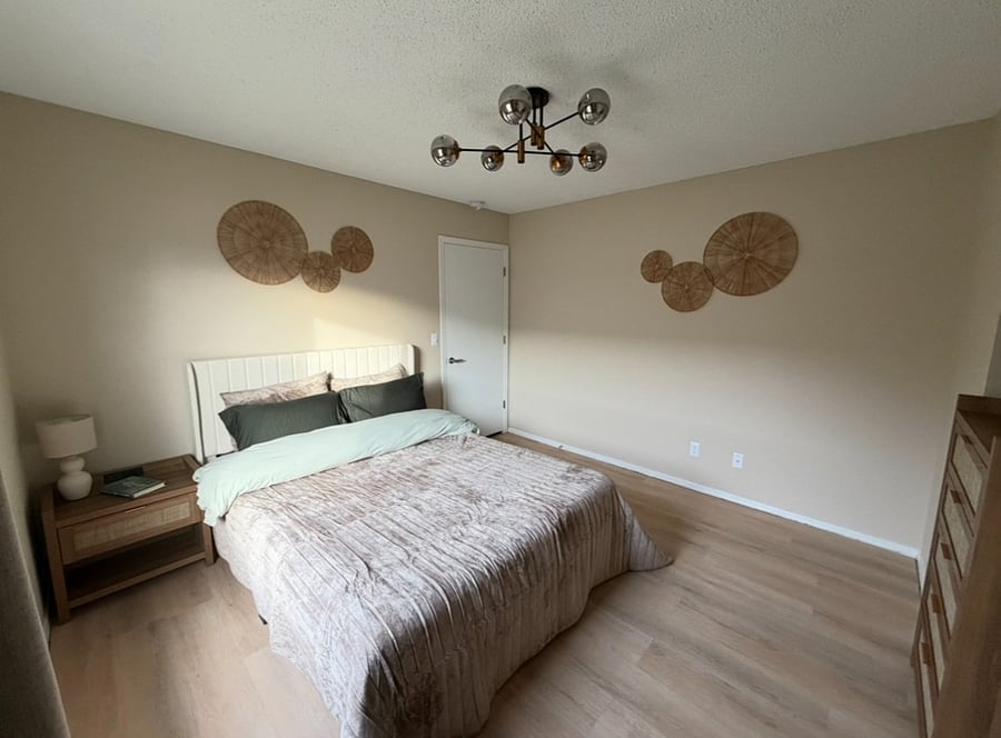 2nd bedroom w/Queen size bed