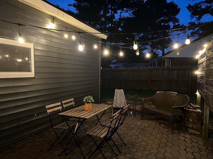 Backyard patio w/Little dining table w/lights 