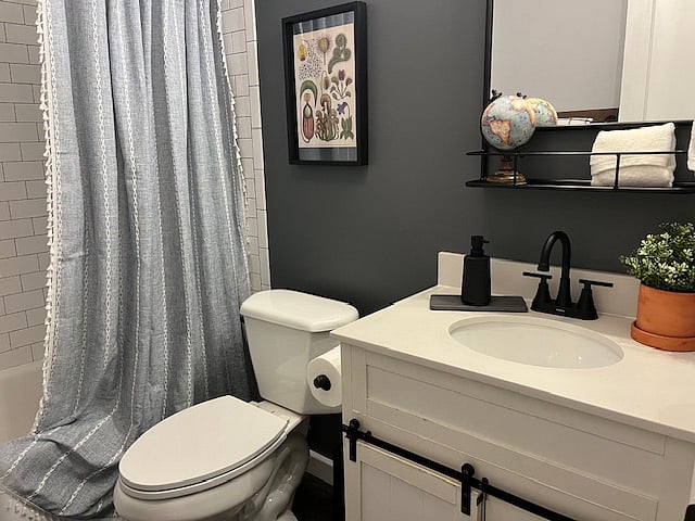 Bathroom - shampoo, conditioner, body soap provided