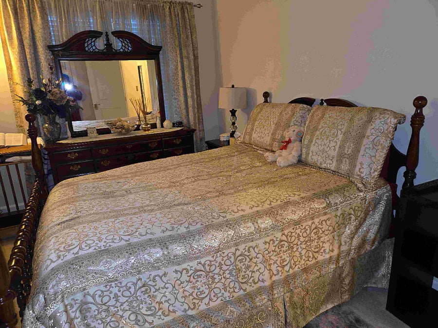 Queen Bed
Dresser w/drawers.