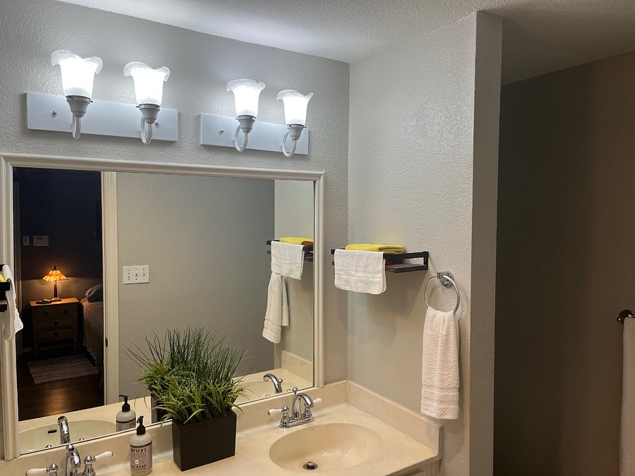 En Suite Bath (entrance)