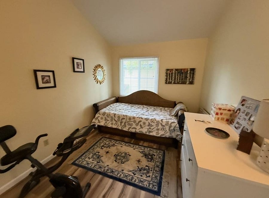 additional bedroom with twin daybed- vaulted ceiling