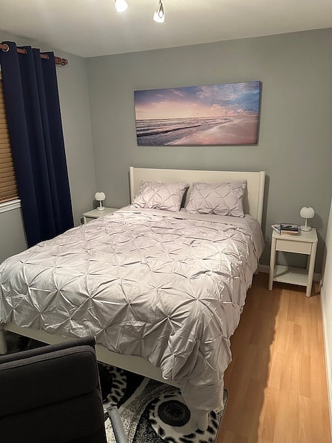 Queen size bed in bedroom