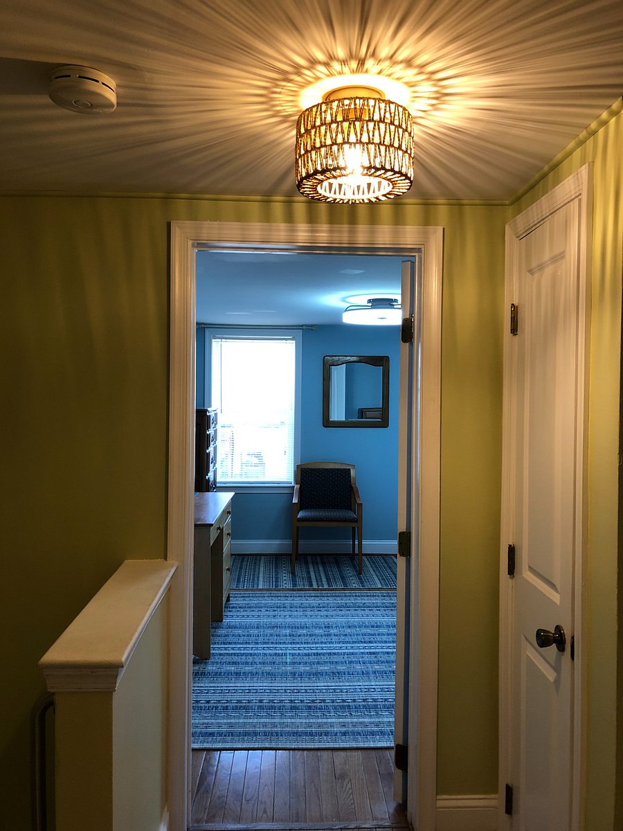 long hall separates front from back room for extra privacy. no rooms share a wall