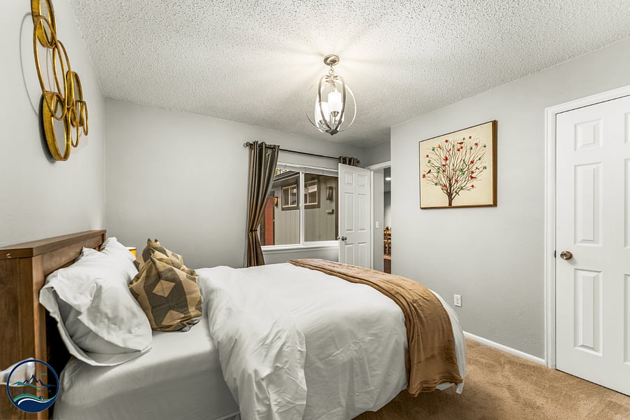 Queen bedroom- main level
