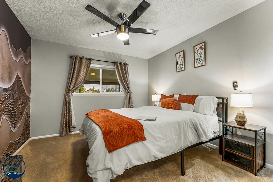 Queen bedroom 2- Main level