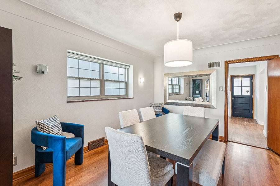  Main floor
 Dining for 6