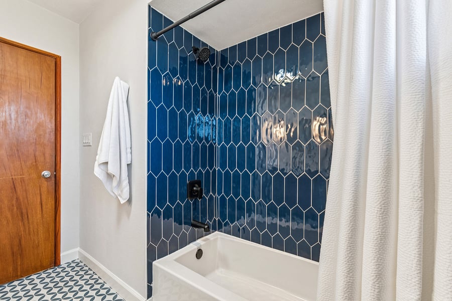  Main floor
 Bathroom (bath/shower combo)