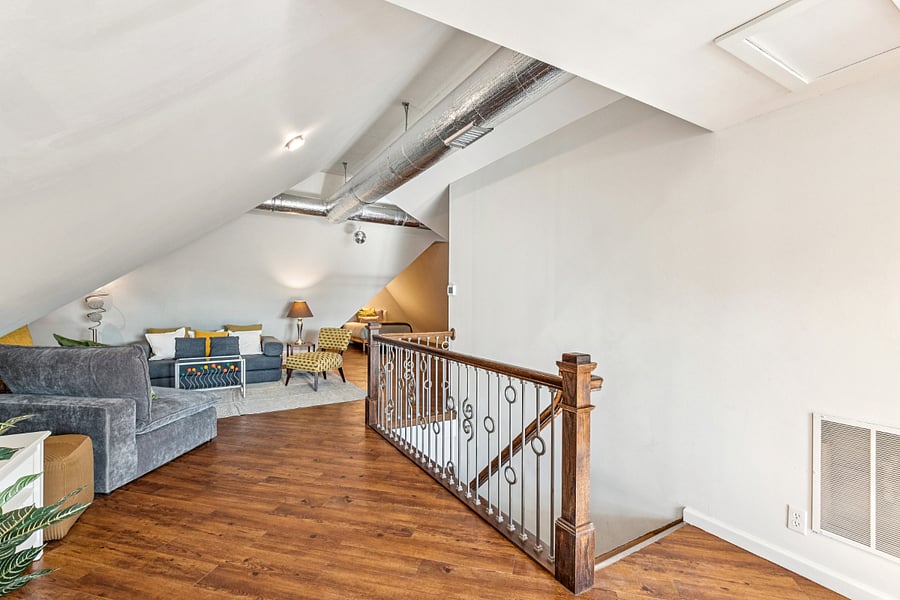  Loft level
 Bed, bathroom, tv, sitting area
 Queen bed