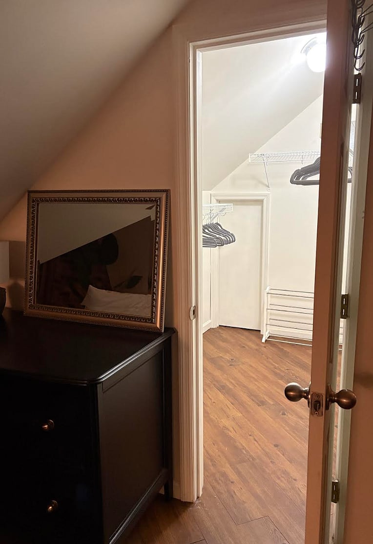 +Loft-level
+Walk-in closet