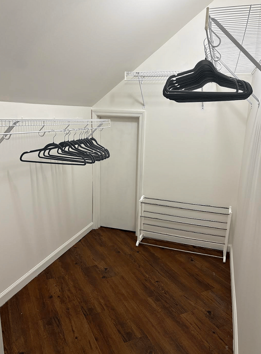 +Loft-level
+Walk-in closet