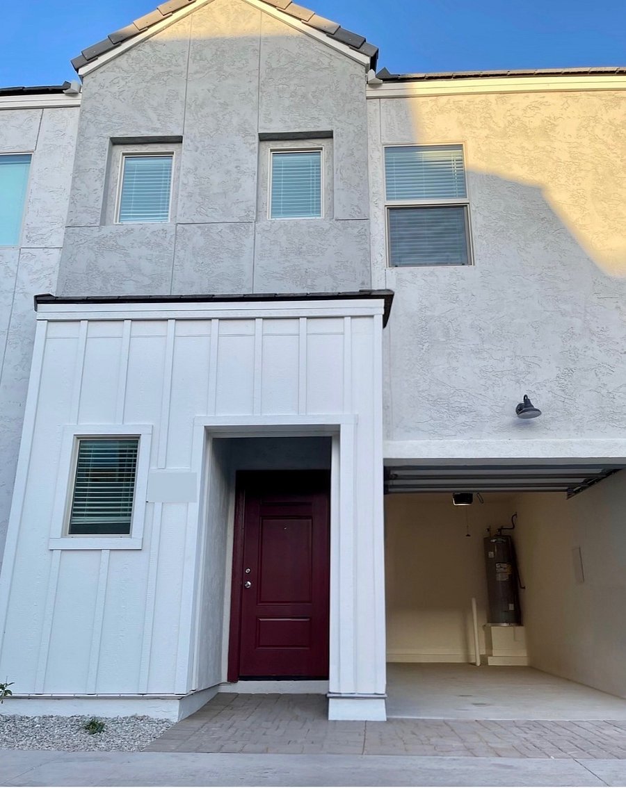 1,499 square foot single family home/townhouse/corner lot. 
Parking spaces nearby-most spaces are nearby the pool. 