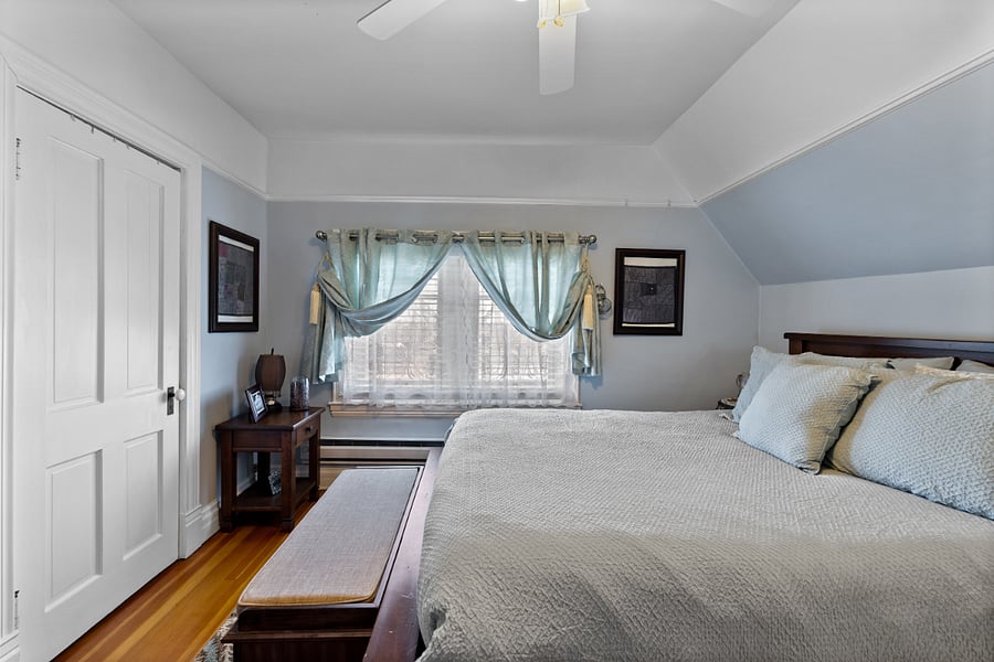 +Private apartment
+Queen bed
+Approx 1000 sq ft apartment
