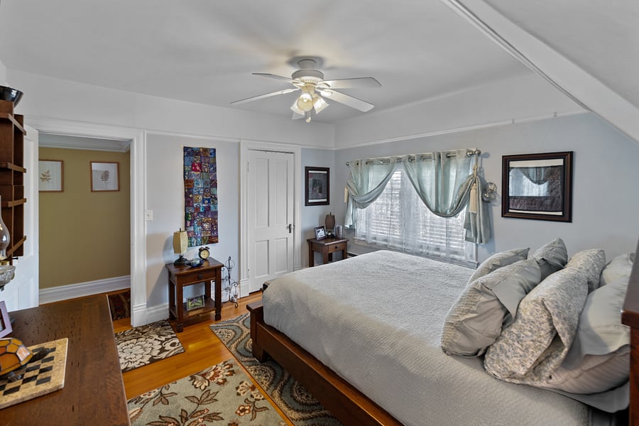+Private apartment
+Queen bed
+Approx 1000 sq ft apartment