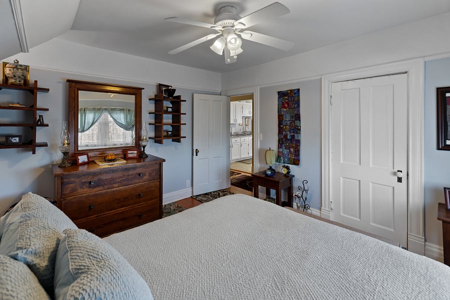 +Private apartment
+Queen bed
+Approx 1000 sq ft apartment