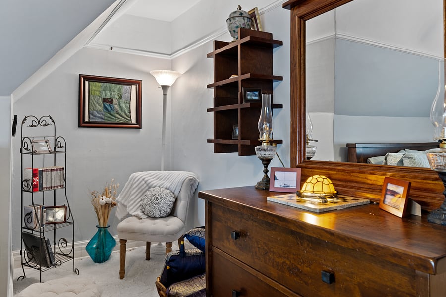 +Private apartment
+Queen bed
+Approx 1000 sq ft apartment