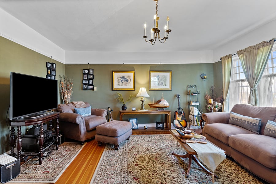 +50" TV
+Dedicated desk with second screen
+Living Room 1