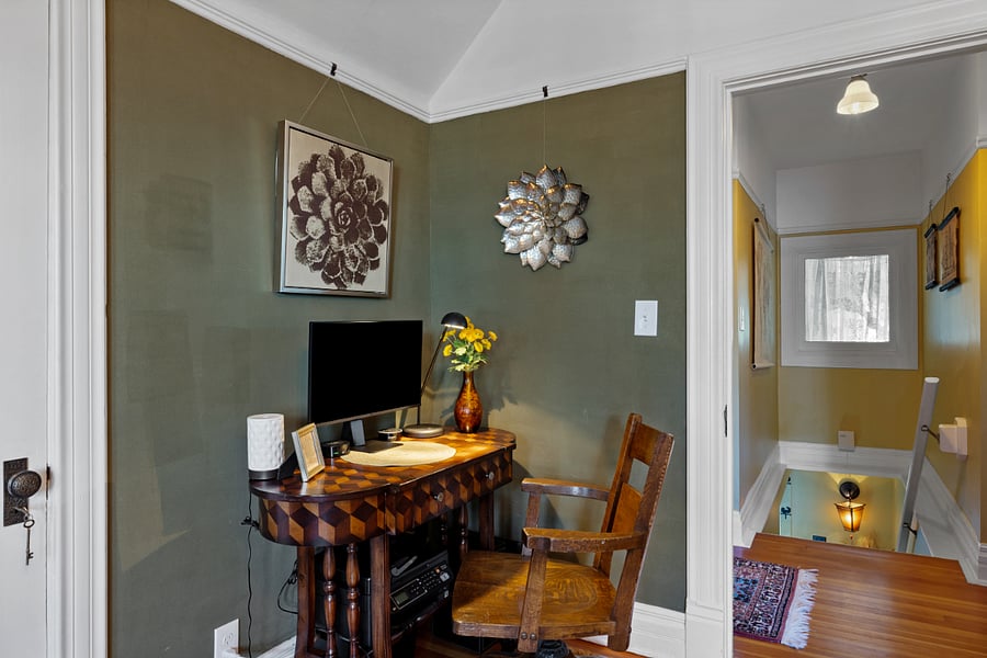 +50" TV
+Dedicated desk with second screen
+Living Room 1