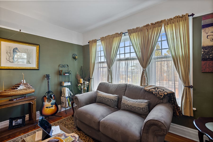 +50" TV
+Dedicated desk with second screen
+Living Room 1
