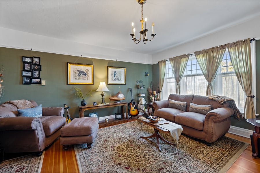 +50" TV
+Dedicated desk with second screen
+Living Room 1
