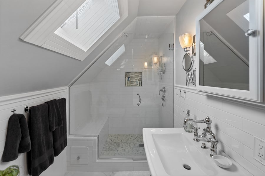 +1 bathroom
+Shower/no bath
