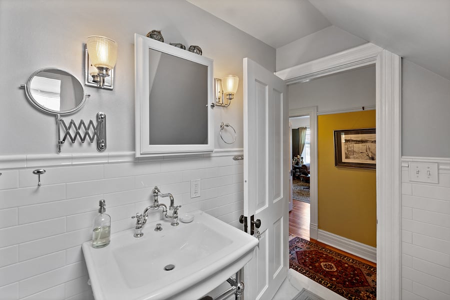 +1 bathroom
+Shower/no bath