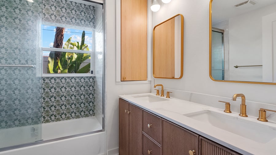 Secondary bathroom shared between room 2 & 3