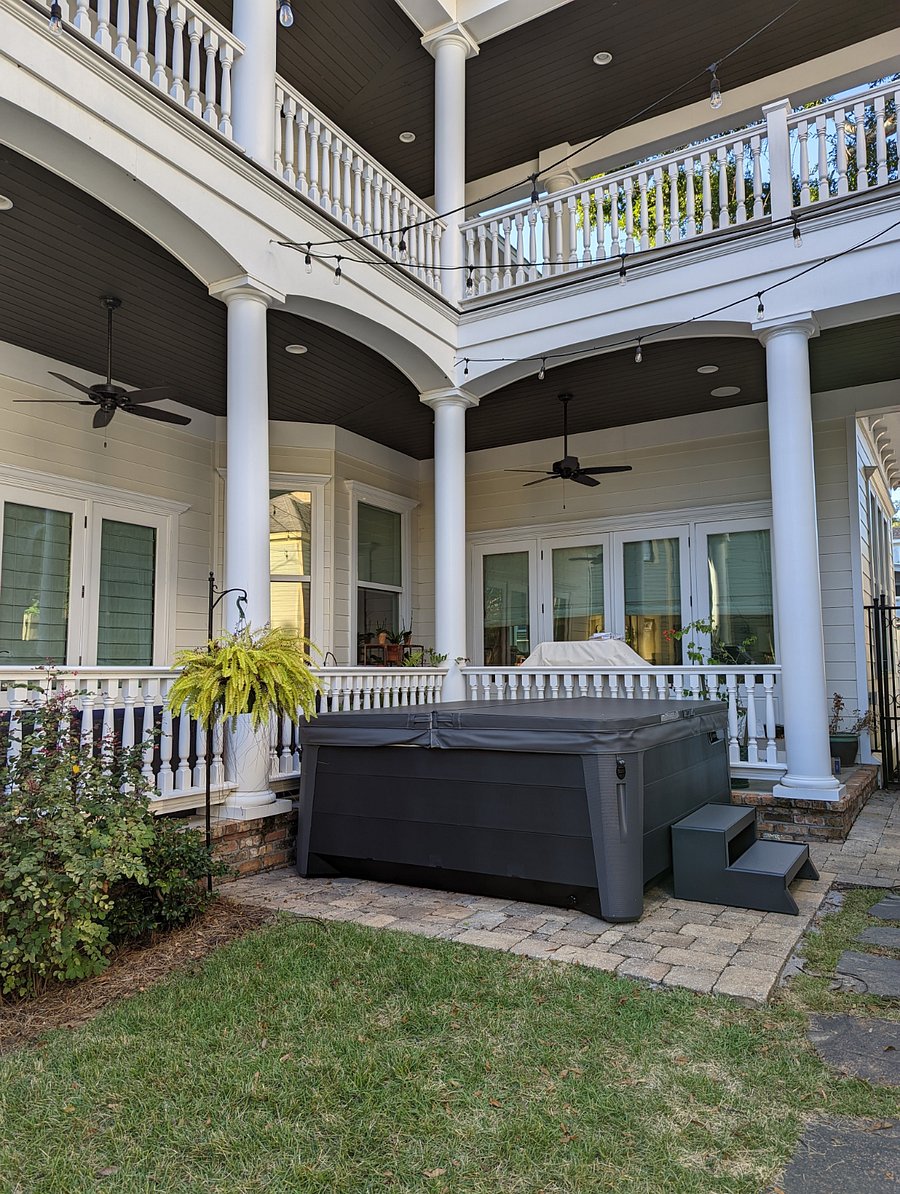 Shared Hot Tub in Courtyard between Studio and Main House