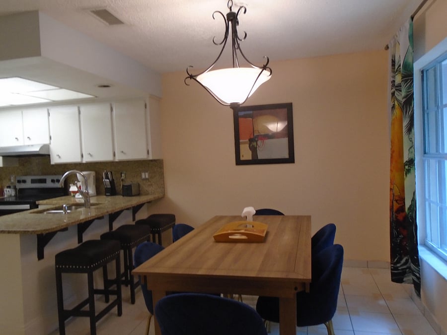 Spacious Dining Room w/ new table and chairs