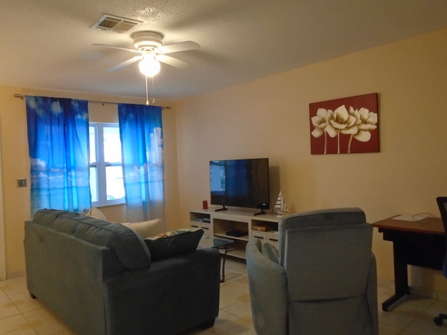 Living room with streaming TV and Amazon Prime movies, new furniture, free WIFI