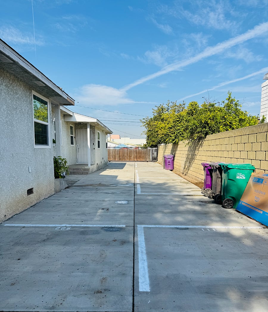 Long and spacious driveway with lots of parkings